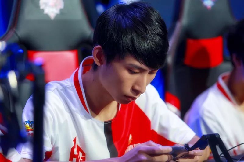 向球迷致意